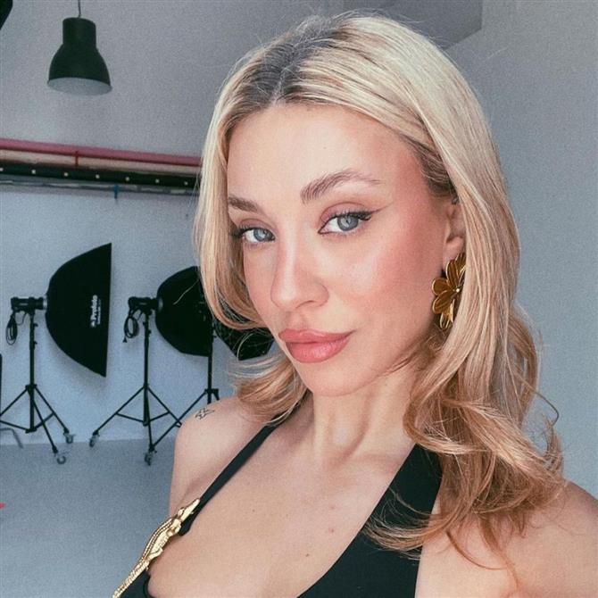 Γαρυφαλλιά Καληφώνη: Το μαγιό της ταιριάζει σε μεγάλο στήθος & έχει το χρώμα που κολακεύει ξανθές και μελαχρινές