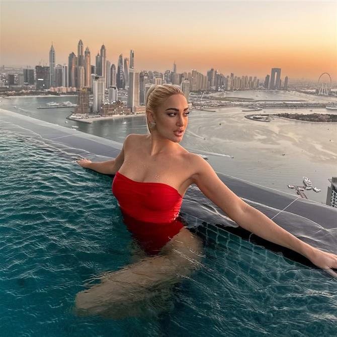 Ιωάννα Τούνη: Αντιδράσεις για τα βίντεο που ανέβασε από το Ντουμπάι την ώρα της συγκέντρωσης για τα Τέμπη