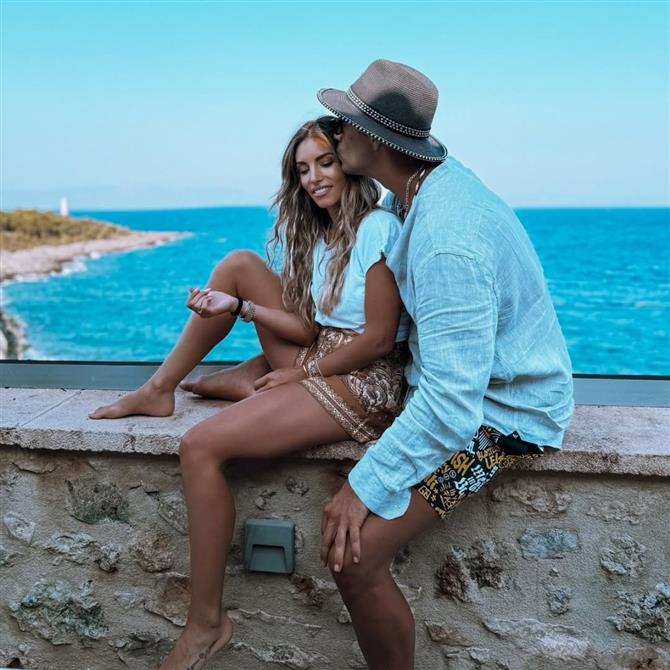 Αθηνά Οικονομάκου: Στους Παξούς με τα παιδιά της και τον Μπρούνο Τσερέλα