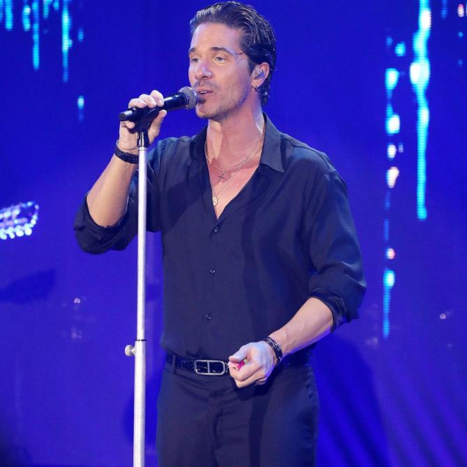 Νίκος Οικονομόπουλος: Η αντίδρασή του όταν ένα πανέρι με λουλούδια έπεσε στο πρόσωπό του